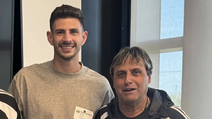 Lucas Di Yorio le regaló a Ángel Guillermo Hoyos su camiseta de la U.