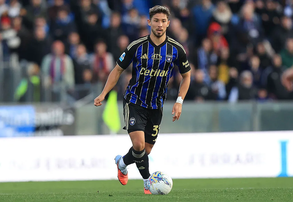Felipe Loyola sale a la cancha con el Pisa ante Lecce. (Foto: Gabriele Maltinti/Getty Images)