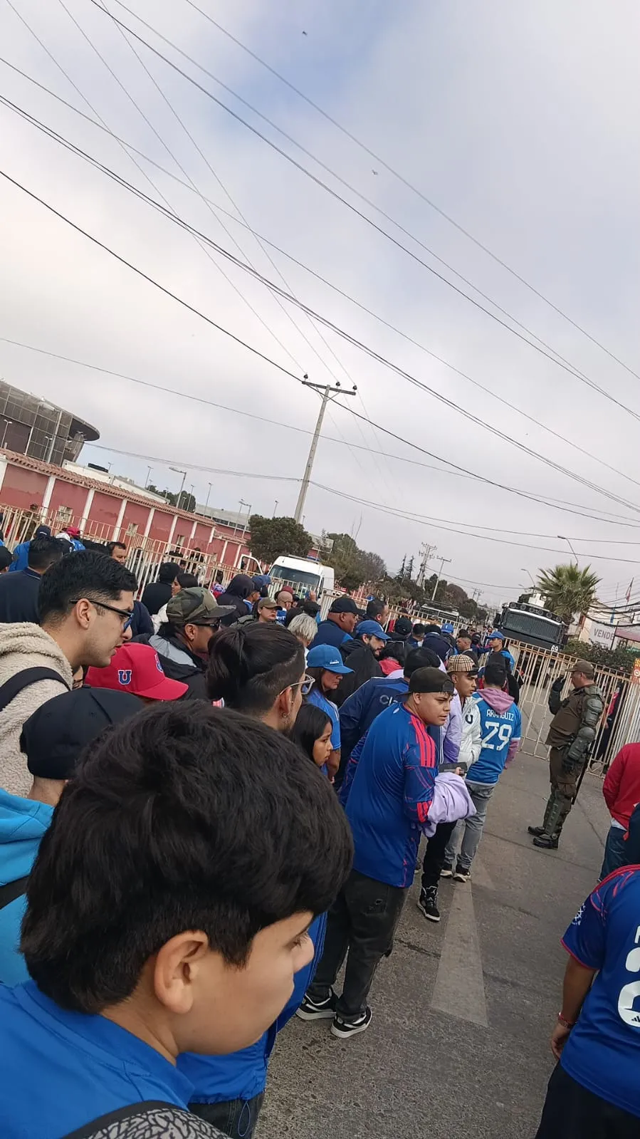 Ingreso de los hinchas de Universidad de Chile en La Portada.