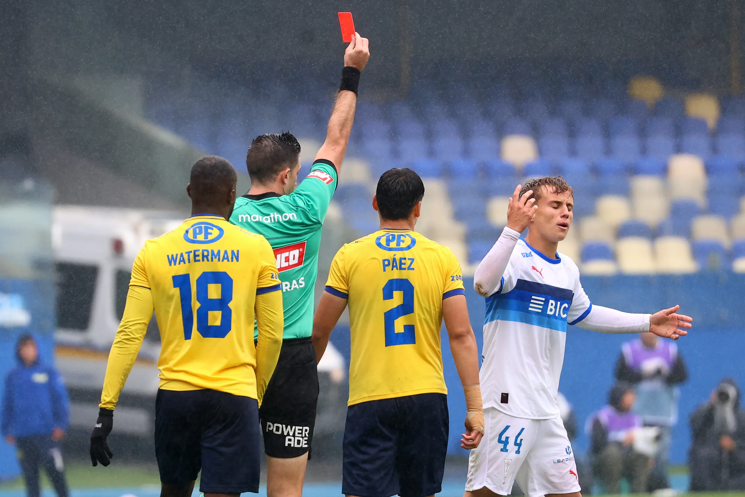 Mario Salvo le muestra la tarjeta roja a Juan Ignacio Salas | FOTO: Eduardo Fortes/Photosport