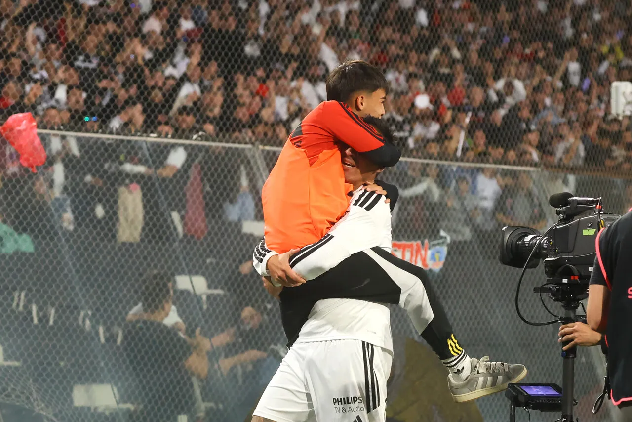 Javier Correa festejando junto a su hijo, canterano de Colo Colo, tras anotarle a Coquimbo Unido en el Monumental. (Foto: Photosport)