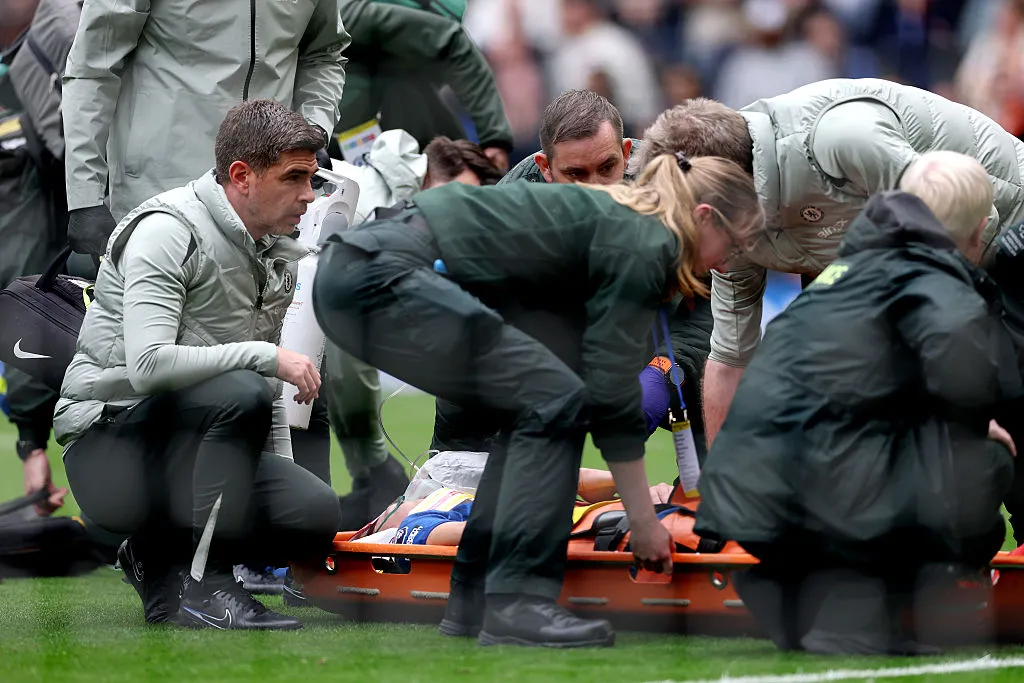 Jesse Derry yace en el suelo inconsciente tras el fuerte choque con Zach Abbott en Stanford Bridge (Getty Images).