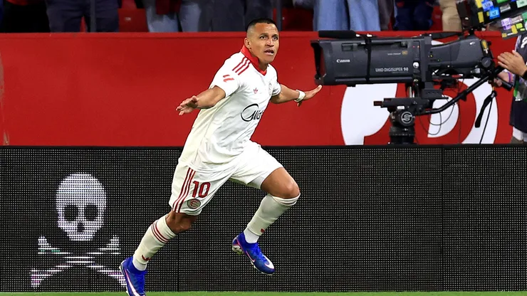 Sevilla gana con golazo de Alexis y sale del fondo de la tabla (Photo by Fran Santiago/Getty Images)