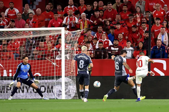 Alexis Sánchez convirtió su cuarto gol en el Sevilla. (Foto: Fran Santiago/Getty Images)
