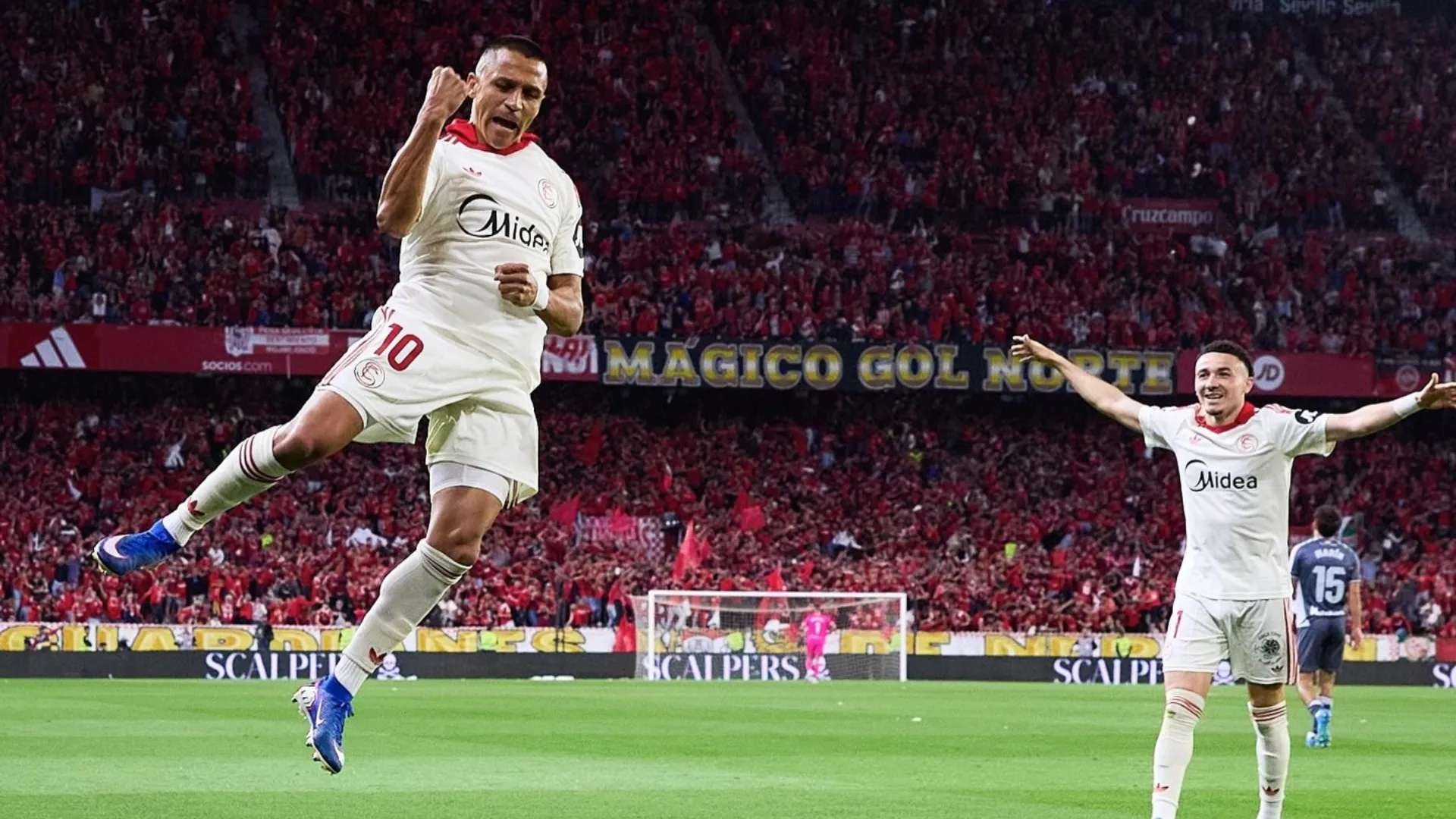 ¡Alexis Sánchez hace vibrar a media Sevilla!