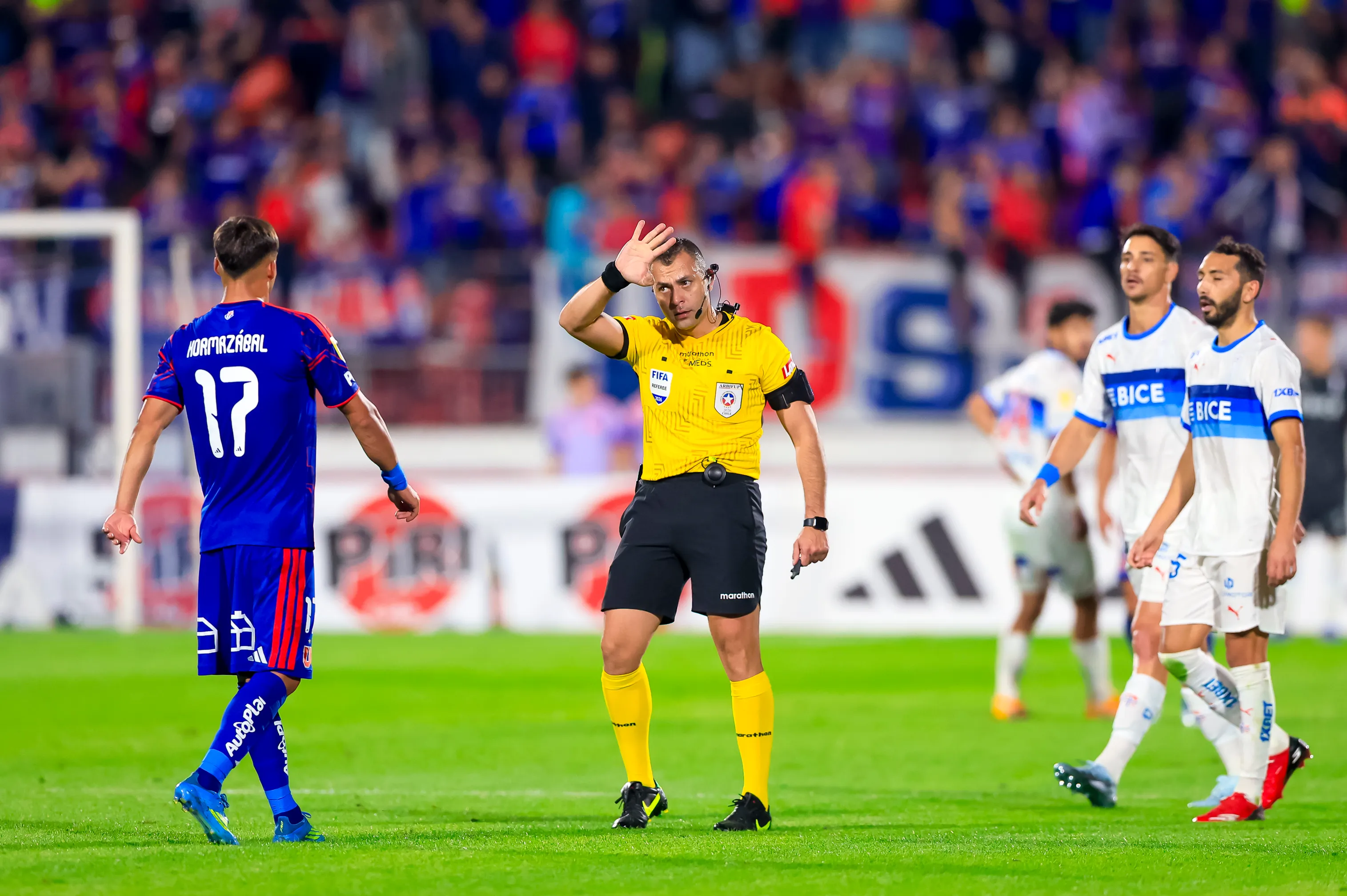 El tema de los árbitros sigue dando que hablar en Chile | FOTO: Pepe Alvujar/Photosport