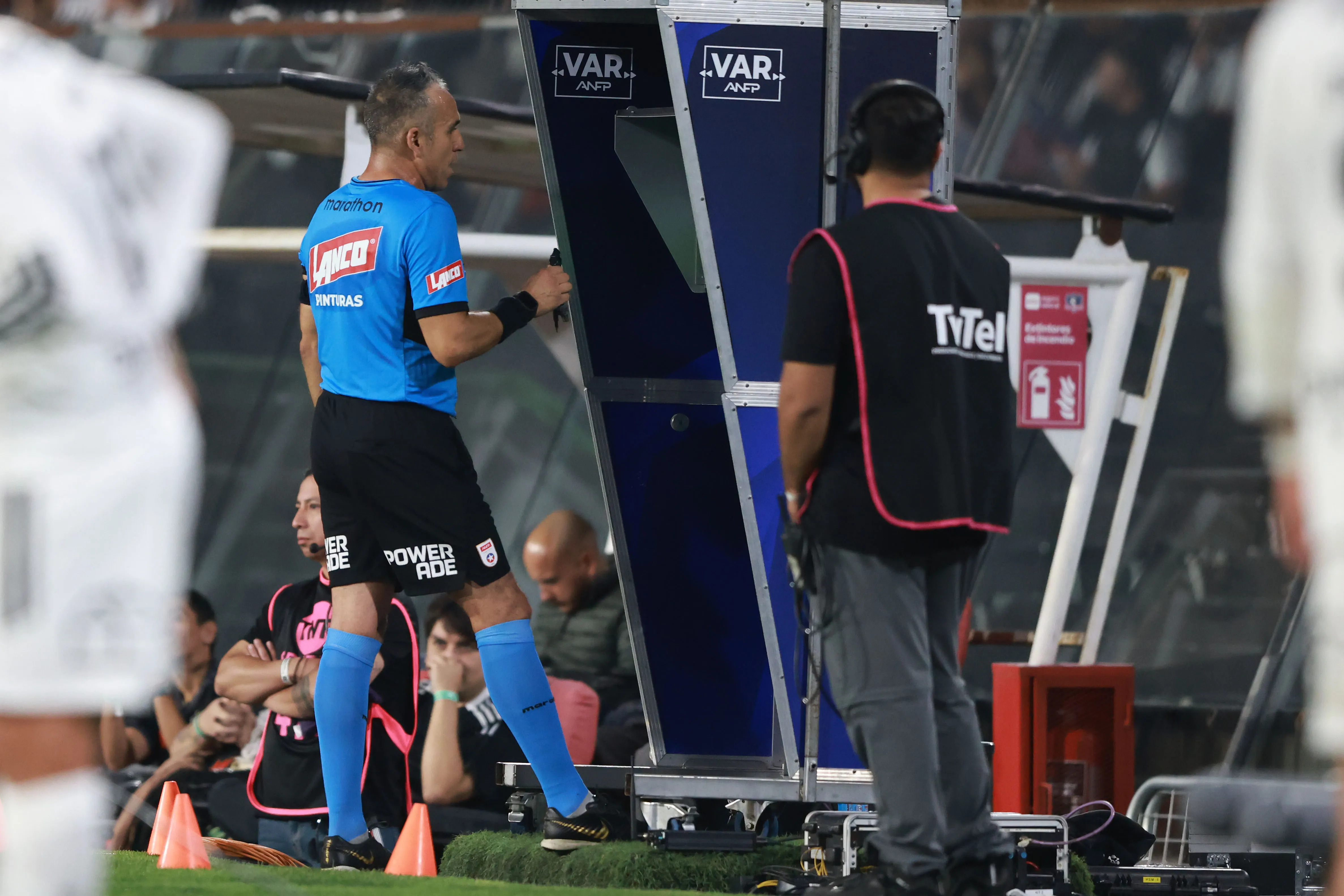 Héctor Jona viendo en el VAR la jugada entre Correa y Escobar | FOTO: Felipe Zanca/Photosport