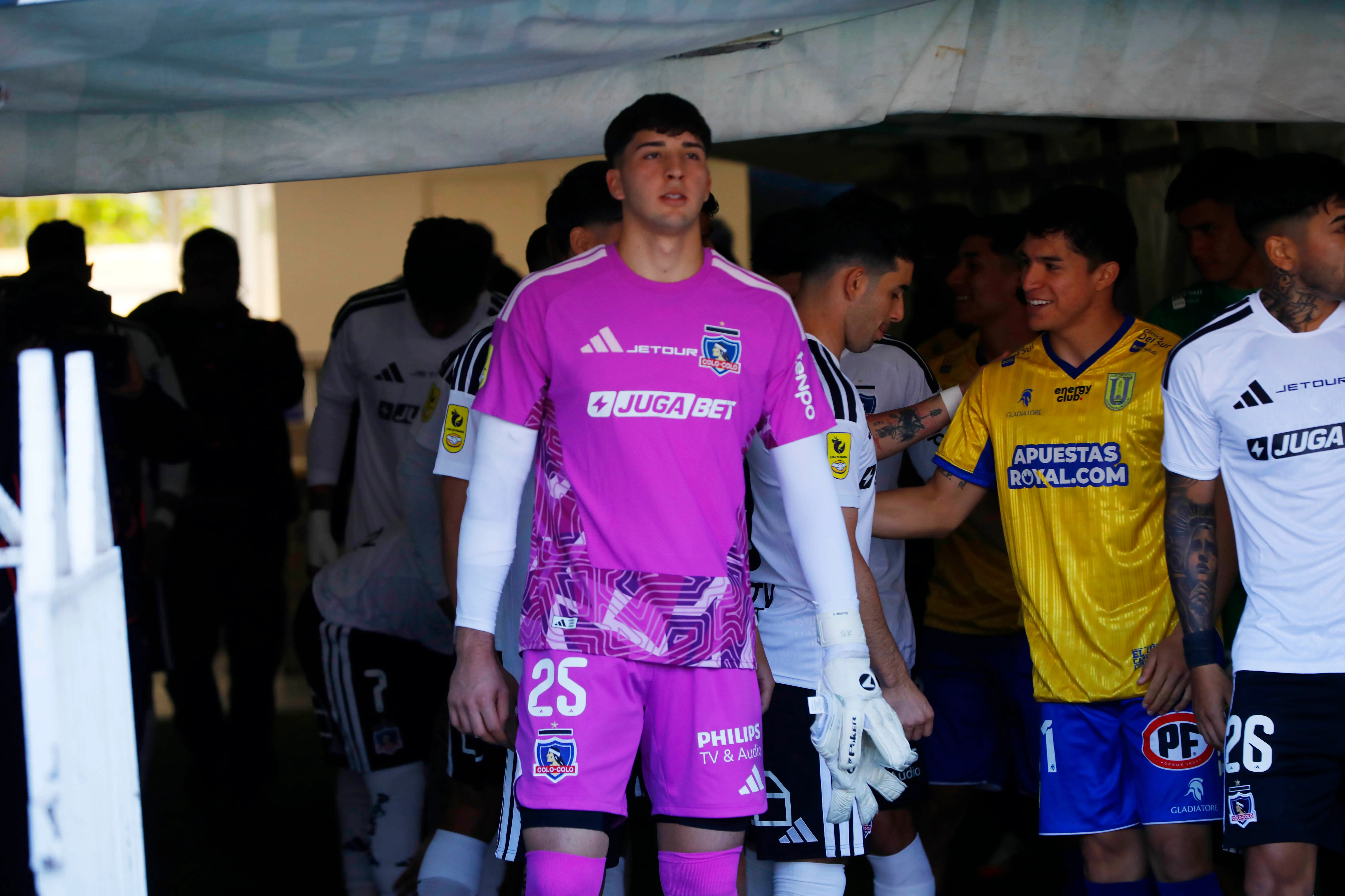 Gabriel Maureira fue amonestado por usar una primera capa de otro color. (Foto: Marco Vázquez/Photosport)