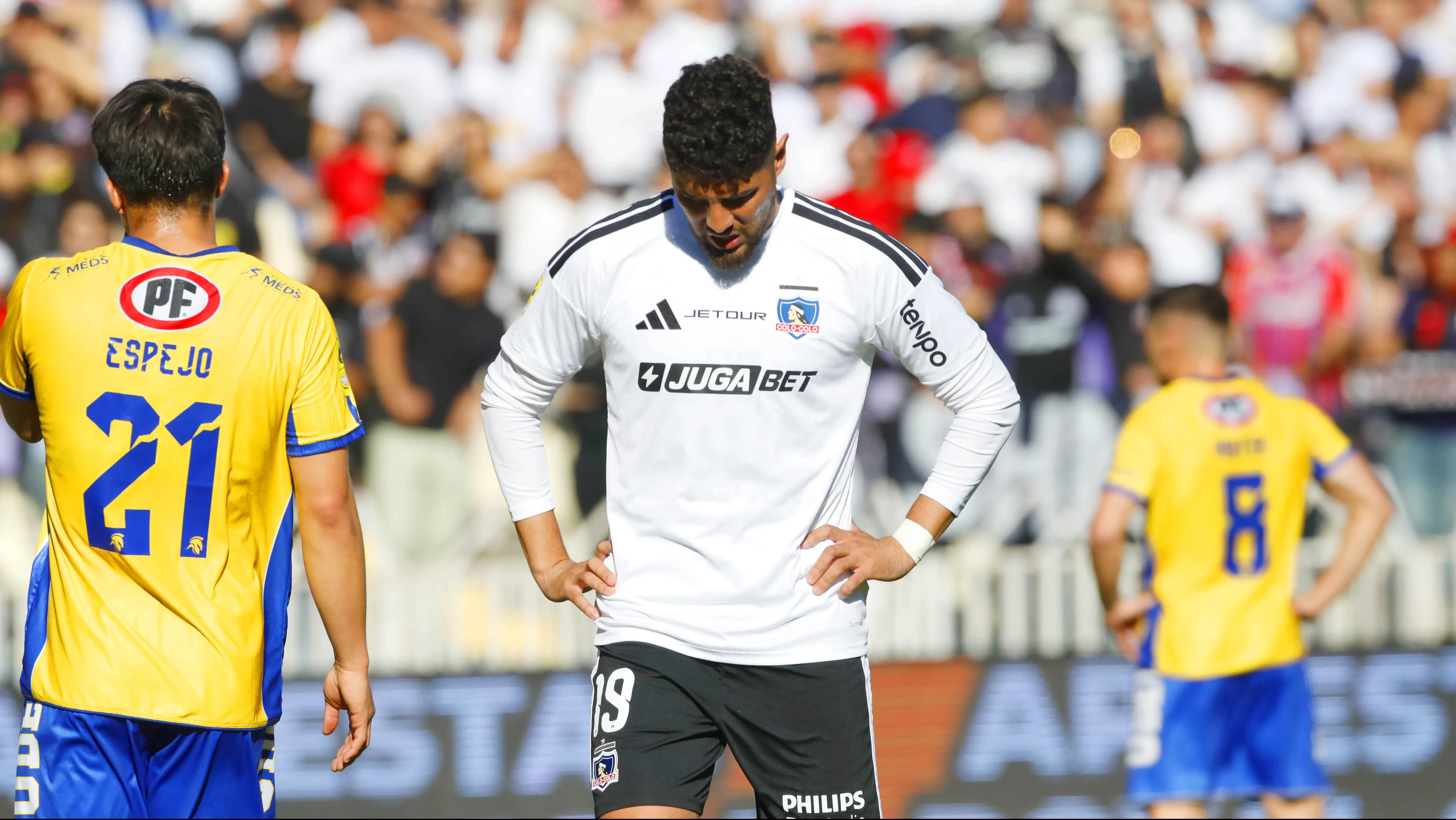 Maxi Romero lo pasa mal en Colo Colo (Foto: Marco Vázquez/Photosport)