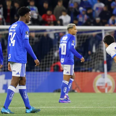 Capitán de Cruzeiro critica la cancha sintética del Claro Arena