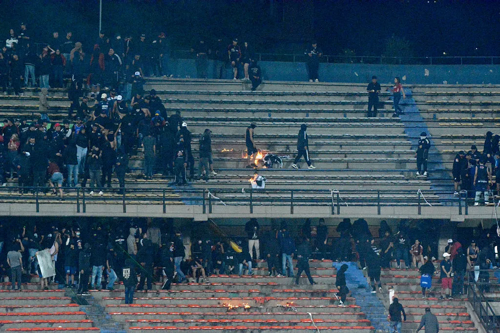 MEDELLIN, COLOMBIA – MAY 7: Fans cause disorder in the stands, leading to the suspension of the match during a Copa CONMEBOL Libertadores group A match between Independiente Medellín and Flamengo at Unidad Deportiva Atanasio Girardot on May 7, 2026 in Medellin, Colombia. (Photo by Daniel Gallo/Vizzor Image/Getty Images)