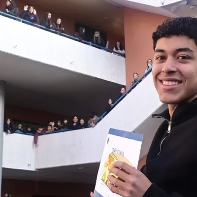 Joya de La Roja Sub 17 tuvo emotivo recibimiento en su colegio: "Detrás del sacrificio..."
