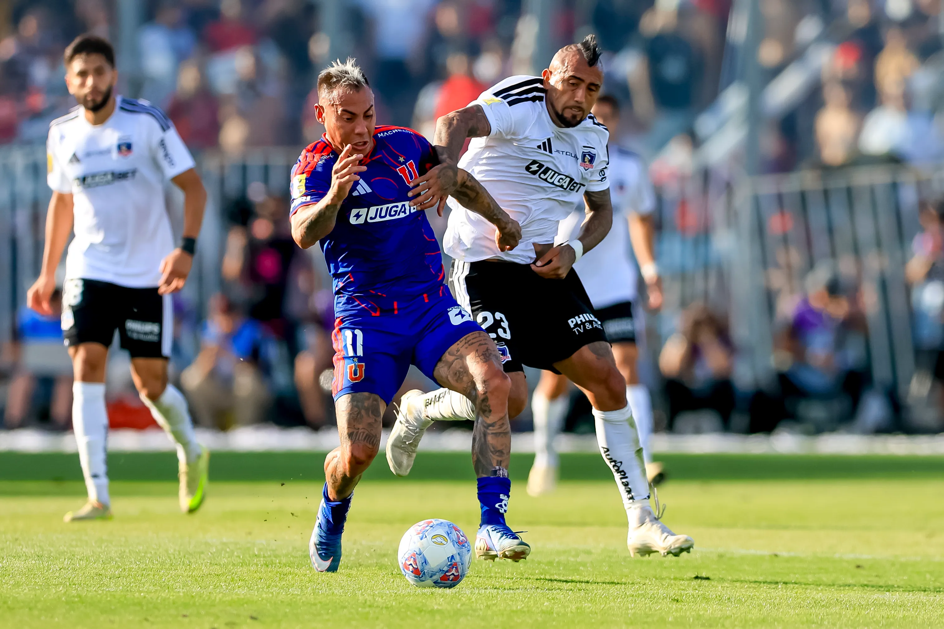 Eduardo Vargas y Arturo Vidal enfrentándose en el Superclásico | FOTO: Pepe Alvujar/Photosport
