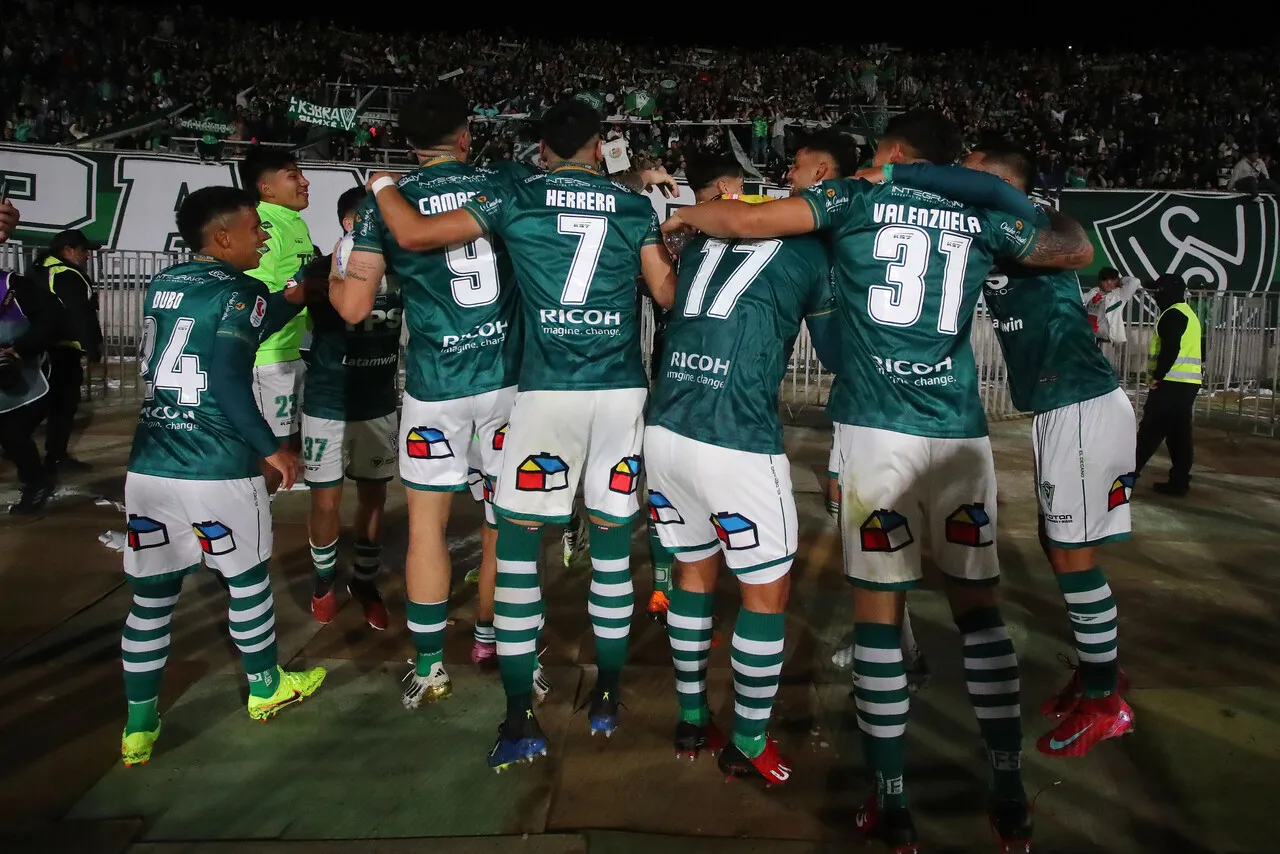 Festejo total en Valparaíso tras la goleada de Santiago Wanderers frente a Cobreloa (Photosport).