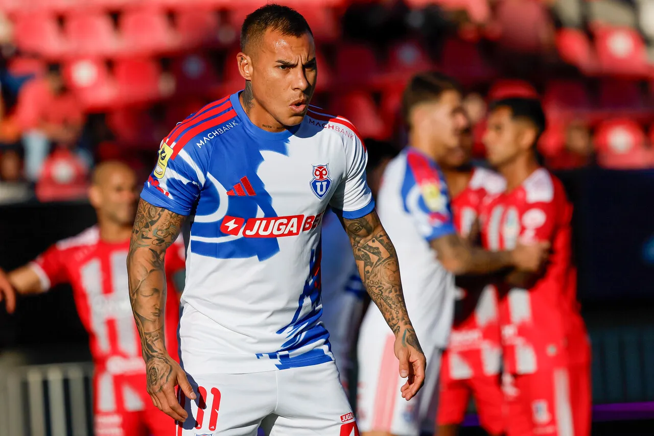 Johnny Herrera rescata a Eduardo Vargas. | Foto: Photosport
