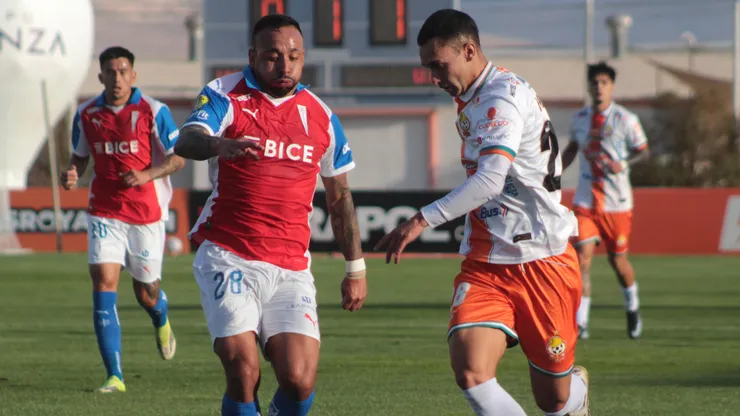Universidad Católica puede dejar partir a Bernardo Cerezo a Cobresal.