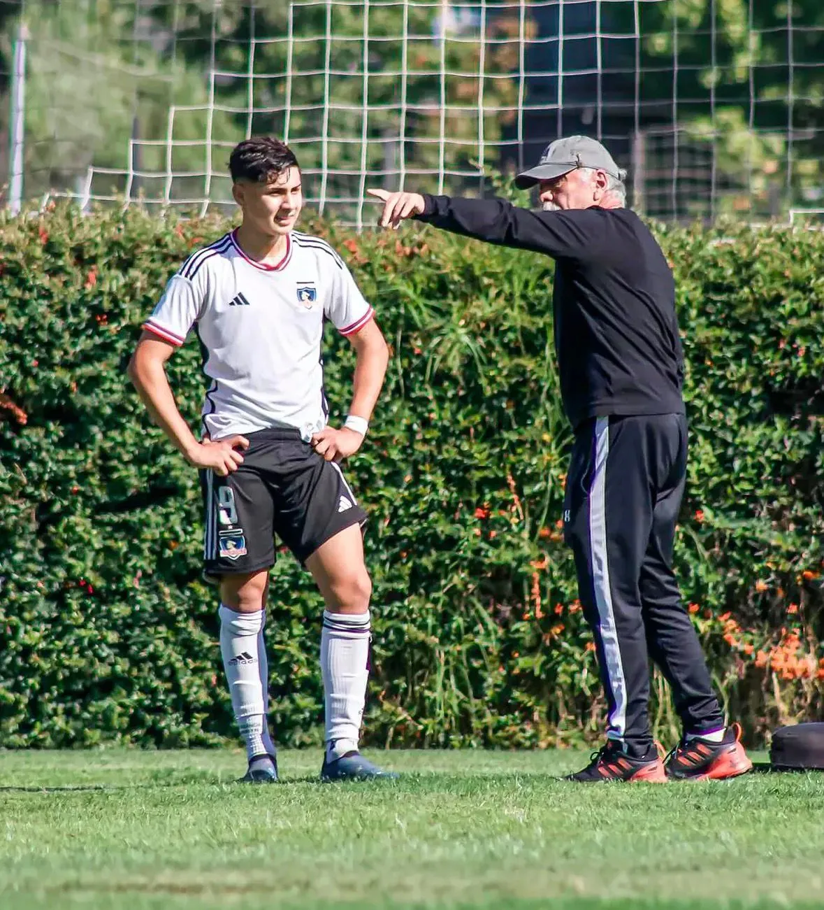 Franco Garrido junto a su abuelo Carlos Caszely en Colo Colo.