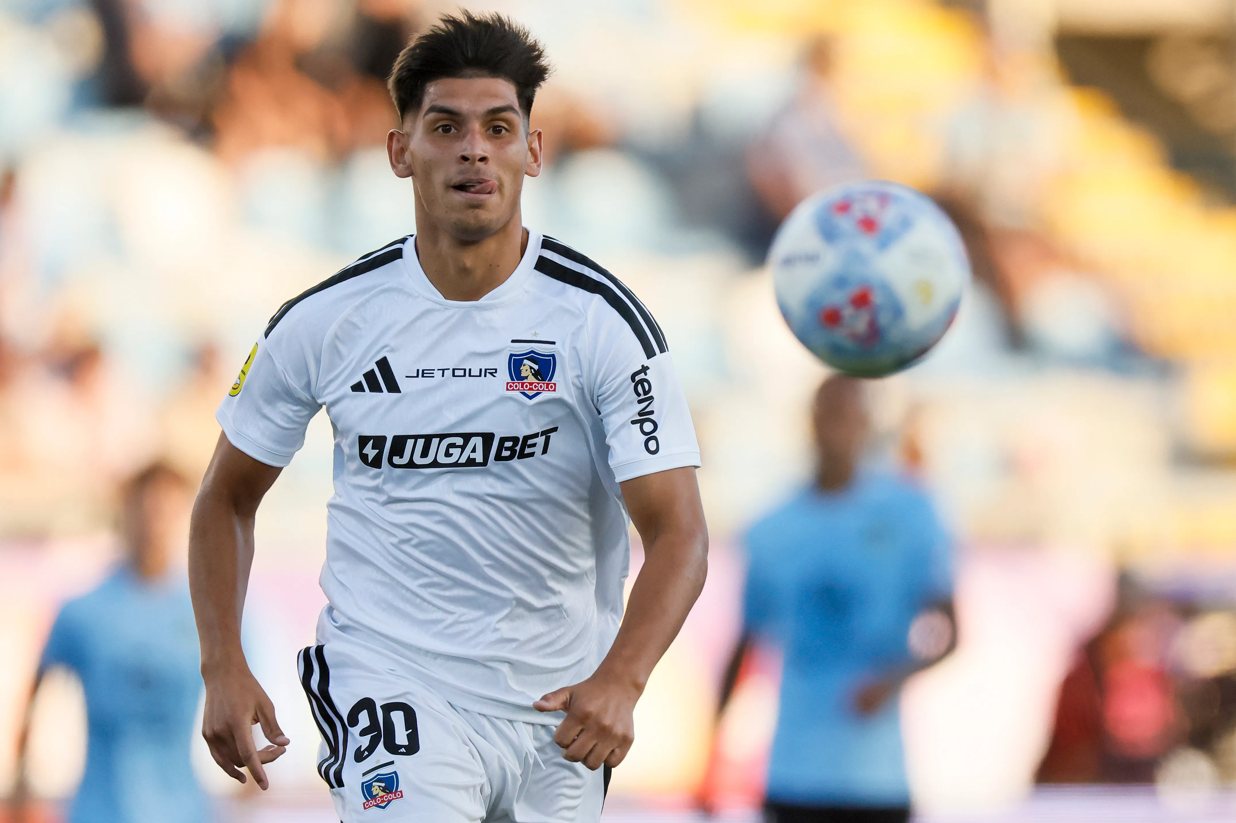 Yastin Cuevas llama la atención de Manuel de Tezanos en Colo Colo. (Imagen: Photosport)