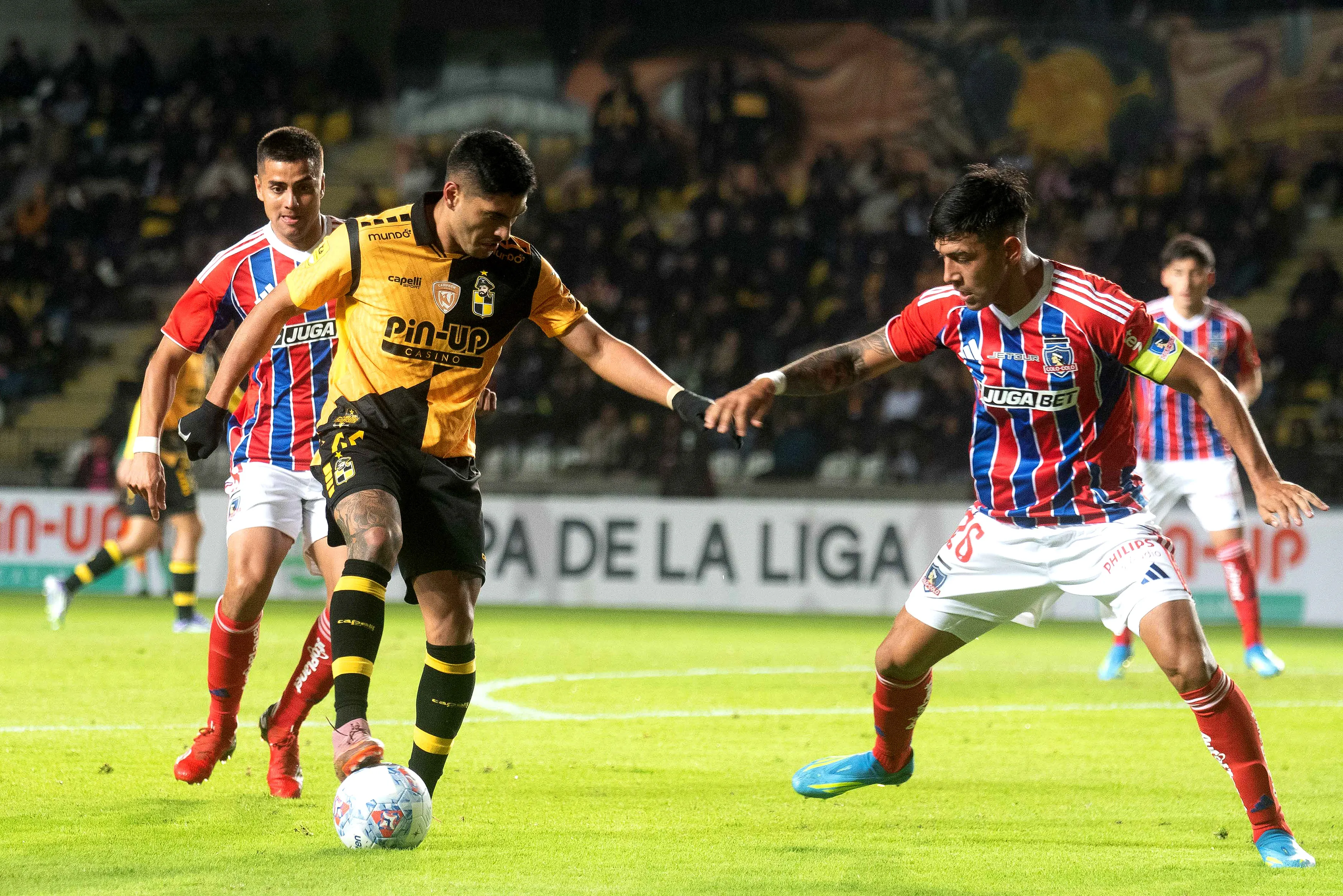 Pamela Juanita Cordero apunta a Diego Ulloa en Colo Colo. (Foto: Cristian Silva Guzman/Photosport)