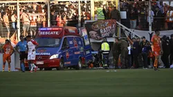Hincha de Cobreloa sufre grave caída en el Estadio Zorros del Desierto. (Foto: Pedro Tapia/Photosport)