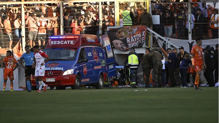 Hincha de Cobreloa sufre grave caída en el Estadio Zorros del Desierto. (Foto: Pedro Tapia/Photosport)