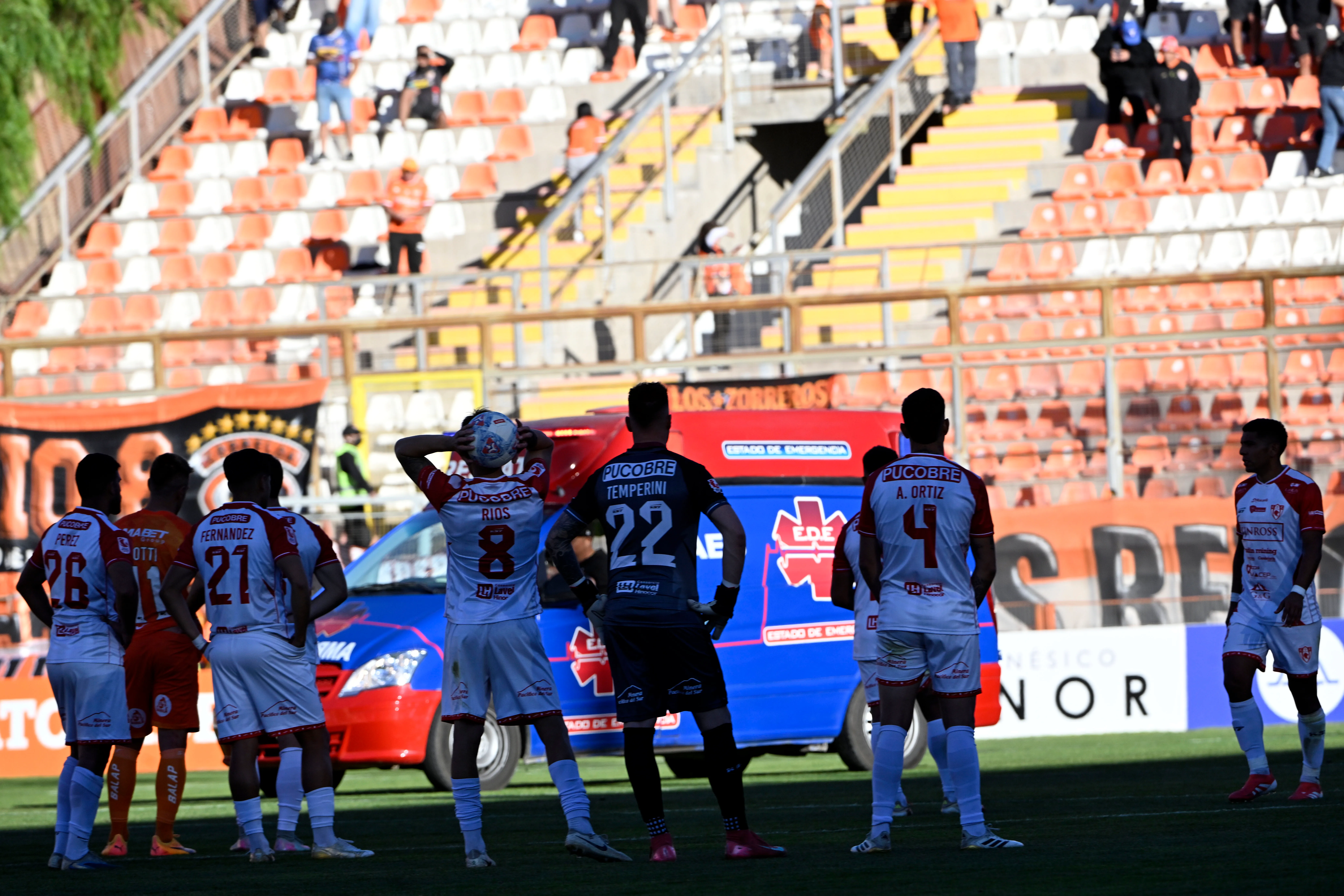 El barrista tuvo que ser retirado en ambulancia. (Foto: Pedro Tapia/Photosport)