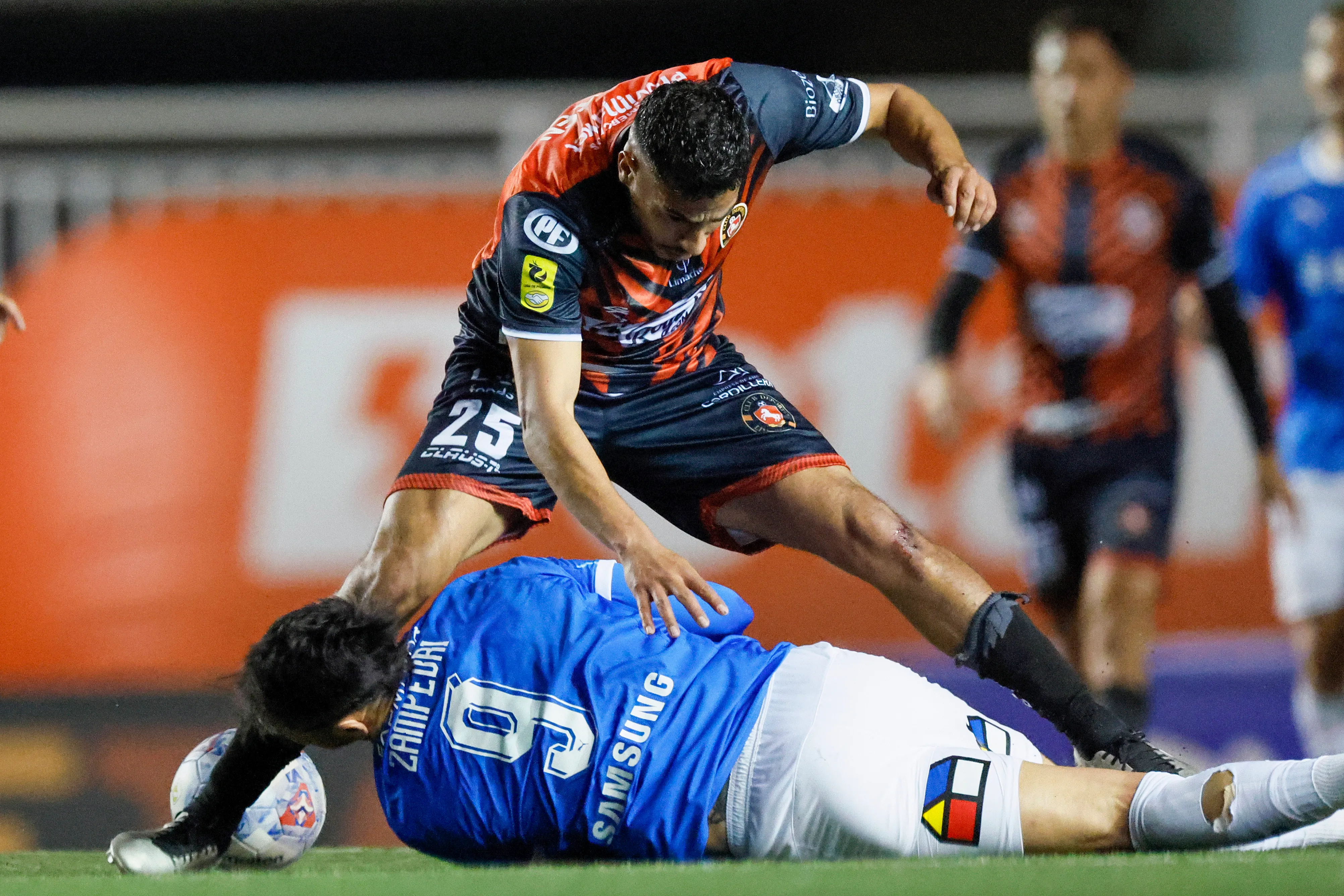 El momento exacto del rodillazo a Fernando Zampedri | FOTO: Andres Pina/Photosport