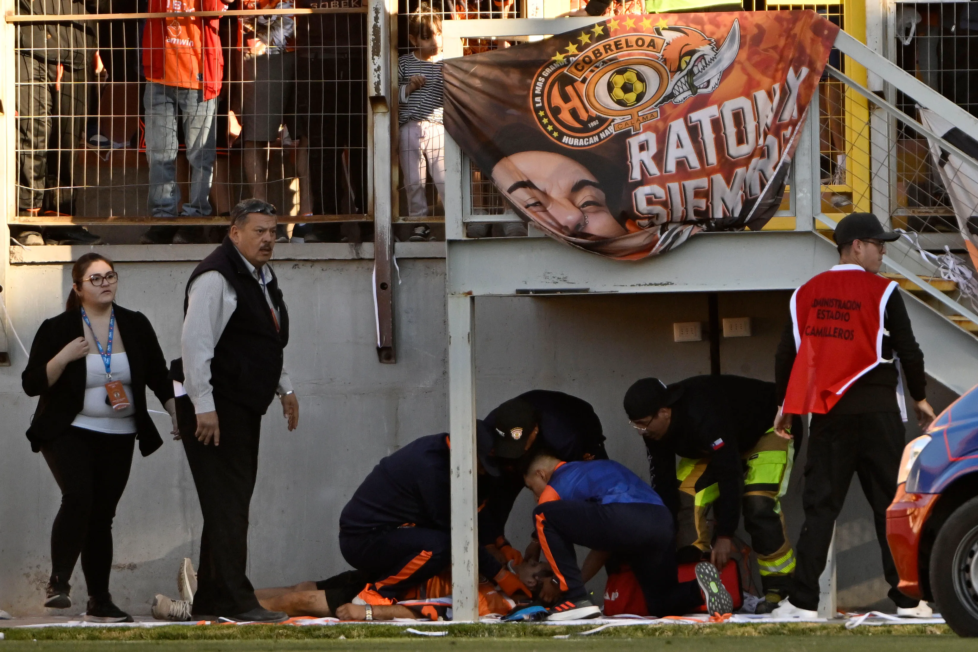 El simpatizante loíno se encontraba colgado de una de las rejas cuando perdió el equilibrio, cayendo desde la altura | FOTO: Pedro Tapia/Photosport