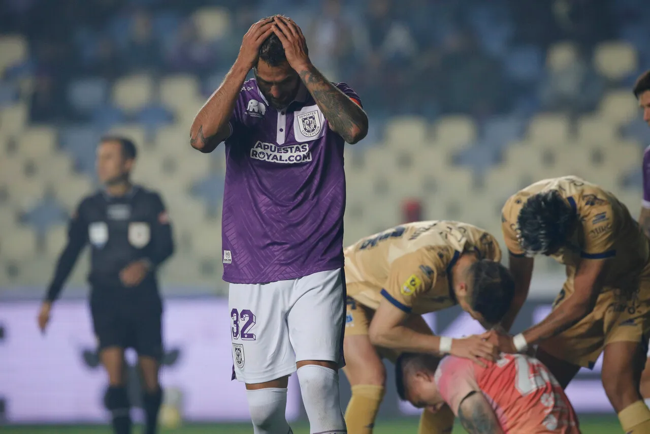 Joaquín Larrivey falló un penal, en el fondo los evertonianos festejan (Photosport).