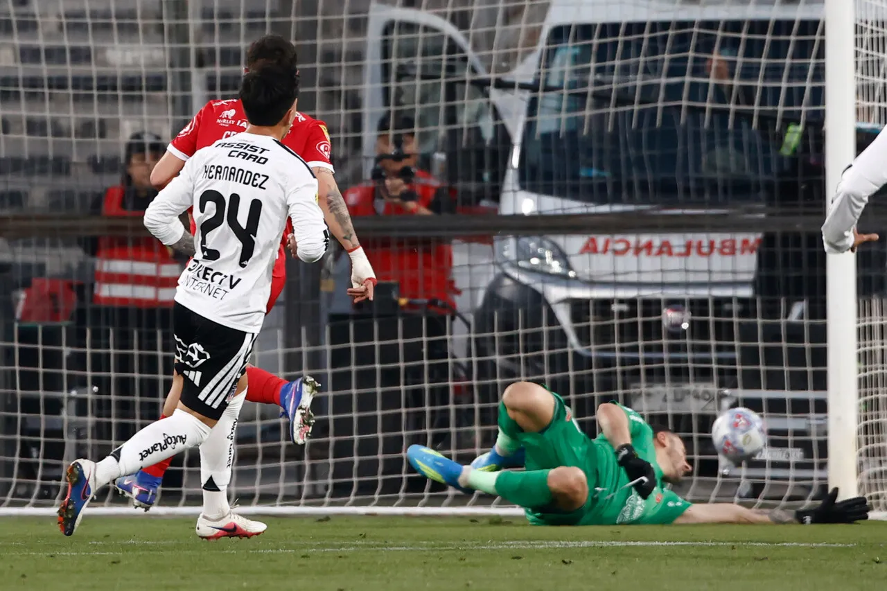 Golazo de Hernández. | Foto: Photosport