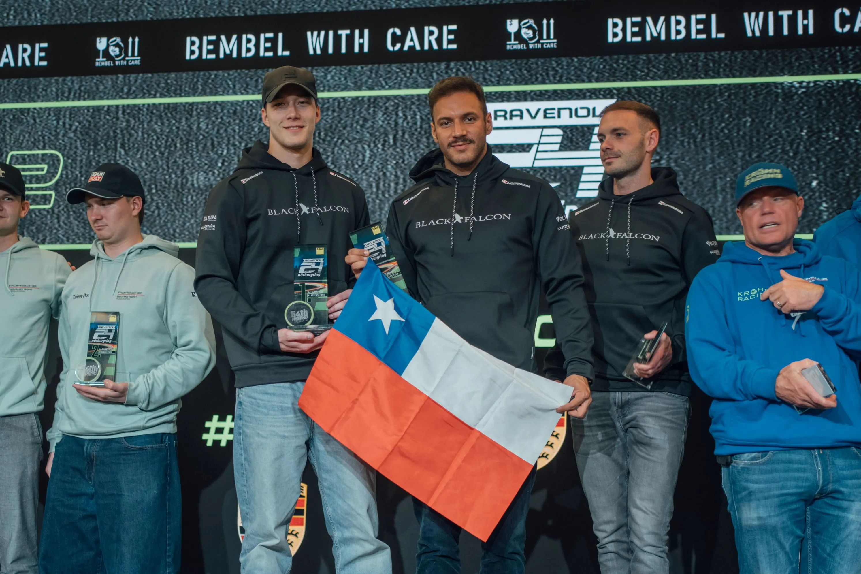 Benjamín Hites en el podio de las 24 Horas Nürburgring. (Fotos: Prensa Benja Hites)