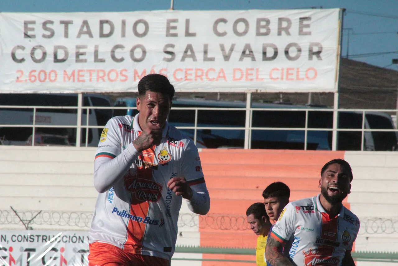 Steffan Pino festeja con la cara llena de felicidad tras marcarle un golazo a la U (Photosport).