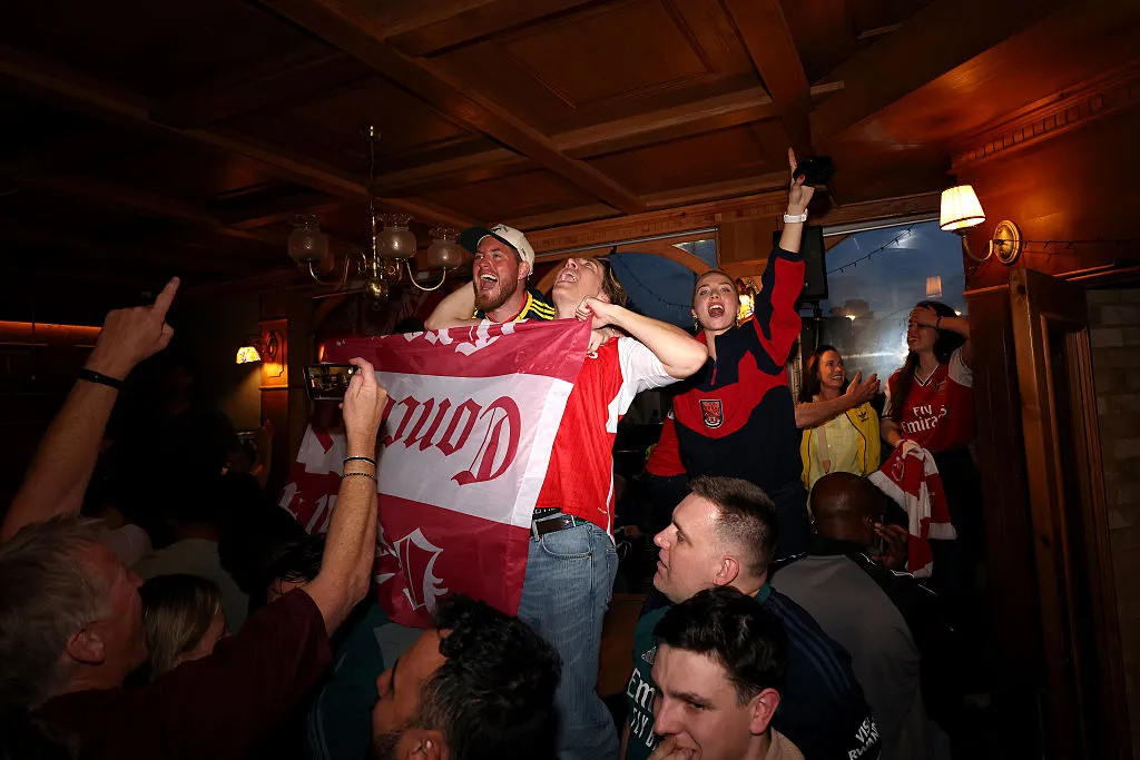 Hinchas del Arsenal festejan con todo la obtención de un nuevo título de Premier League (Photo by Julian Finney/Getty Images)