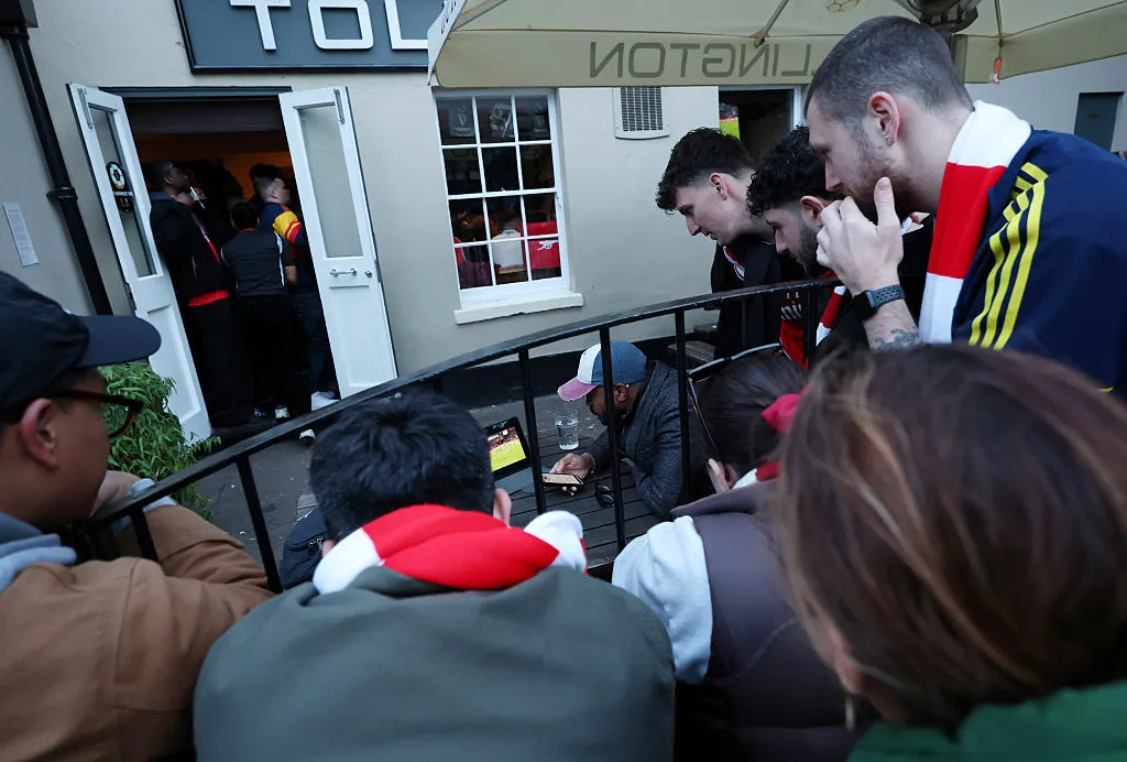 Hinchas de Arsenal siguiendo el partido de Bournemouth vs. Manchester City. (Photo by Julian Finney/Getty Images)