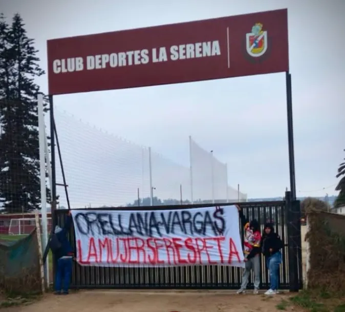 Hinchas de Deportes La Serena colgaron un fuerte lienzo en la entrada del club (Instagram).