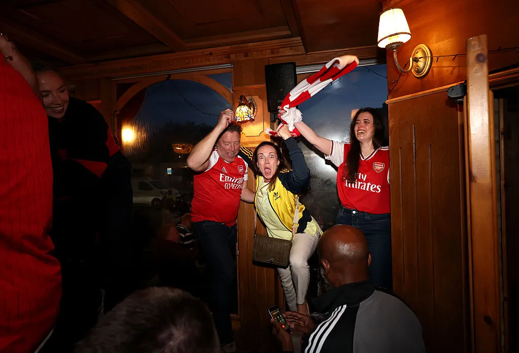 Hinchas del Arsenal festejan con todo la obtención de un nuevo título de Premier League (Photo by Julian Finney/Getty Images)