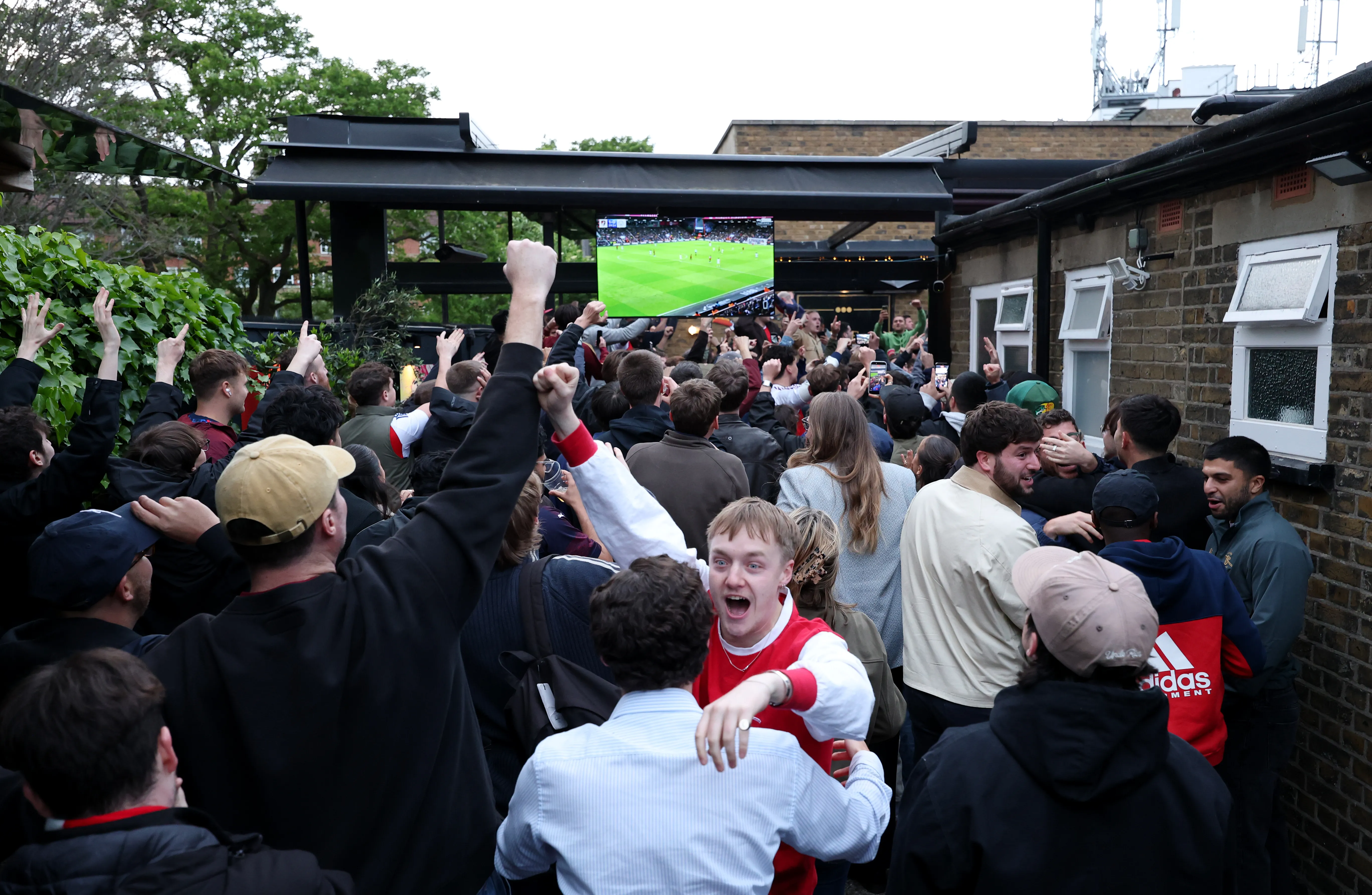 Hinchas del Arsenal festejan con todo la obtención de un nuevo título de Premier League (Photo by Julian Finney/Getty Images)
