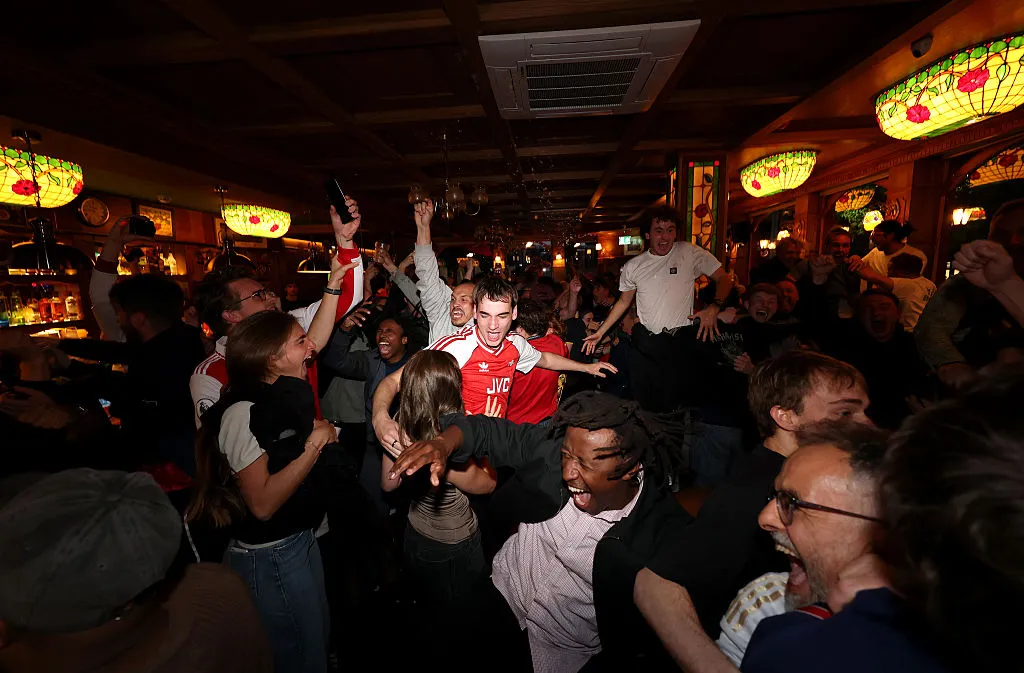 Hinchas del Arsenal festejan con todo la obtención de un nuevo título de Premier League (Photo by Julian Finney/Getty Images)