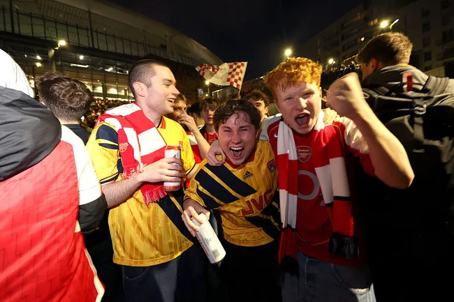 Hinchas del Arsenal festejan con todo la obtención de un nuevo título de Premier League (Photo by Julian Finney/Getty Images)