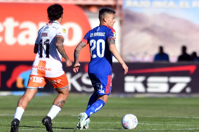 Díaz defendió con todo a Aránguiz | Foto: Photosport
