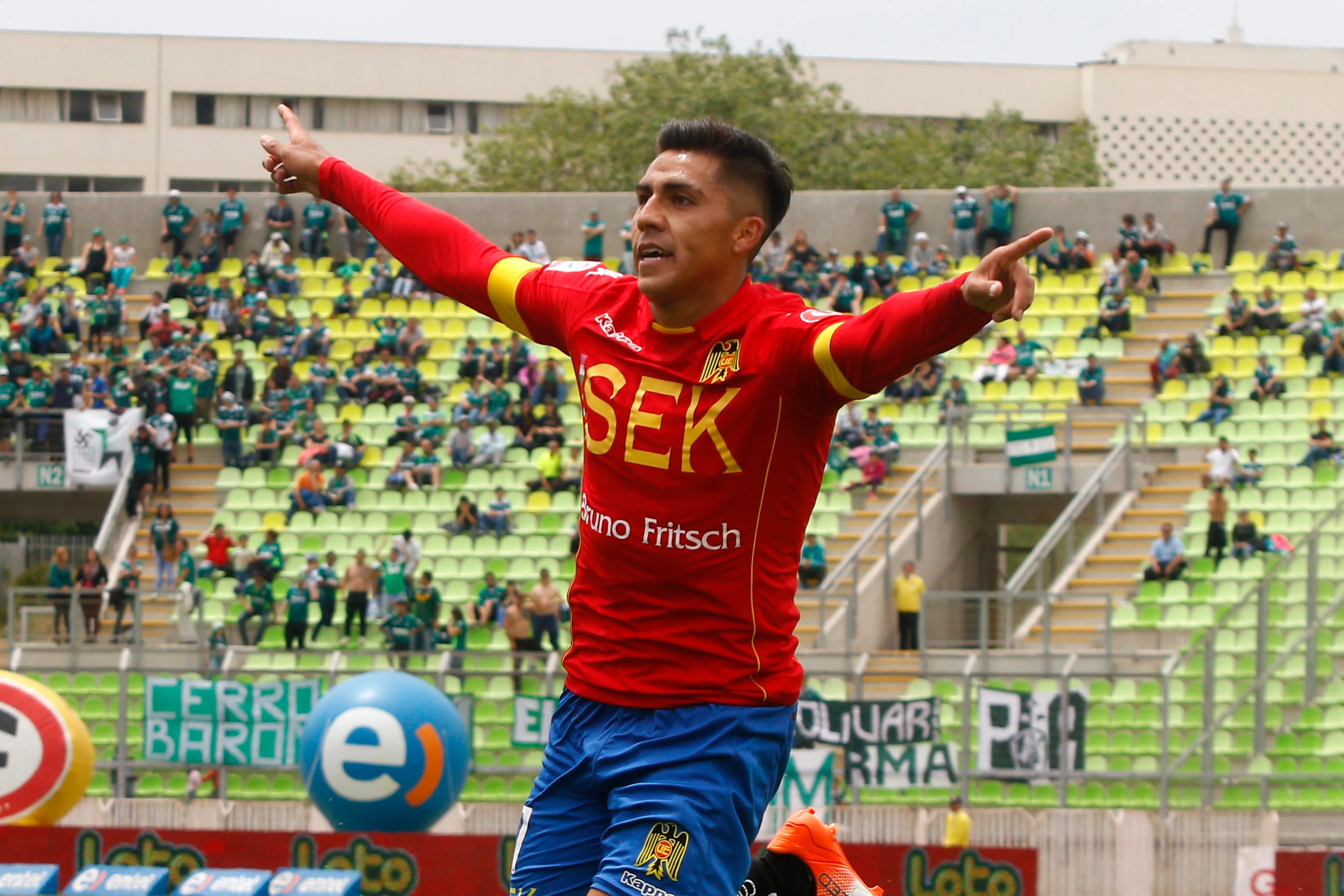 César Pinares celebrando un gol en su paso por Unión Española | FOTO: Juan Villalobos/Photosport