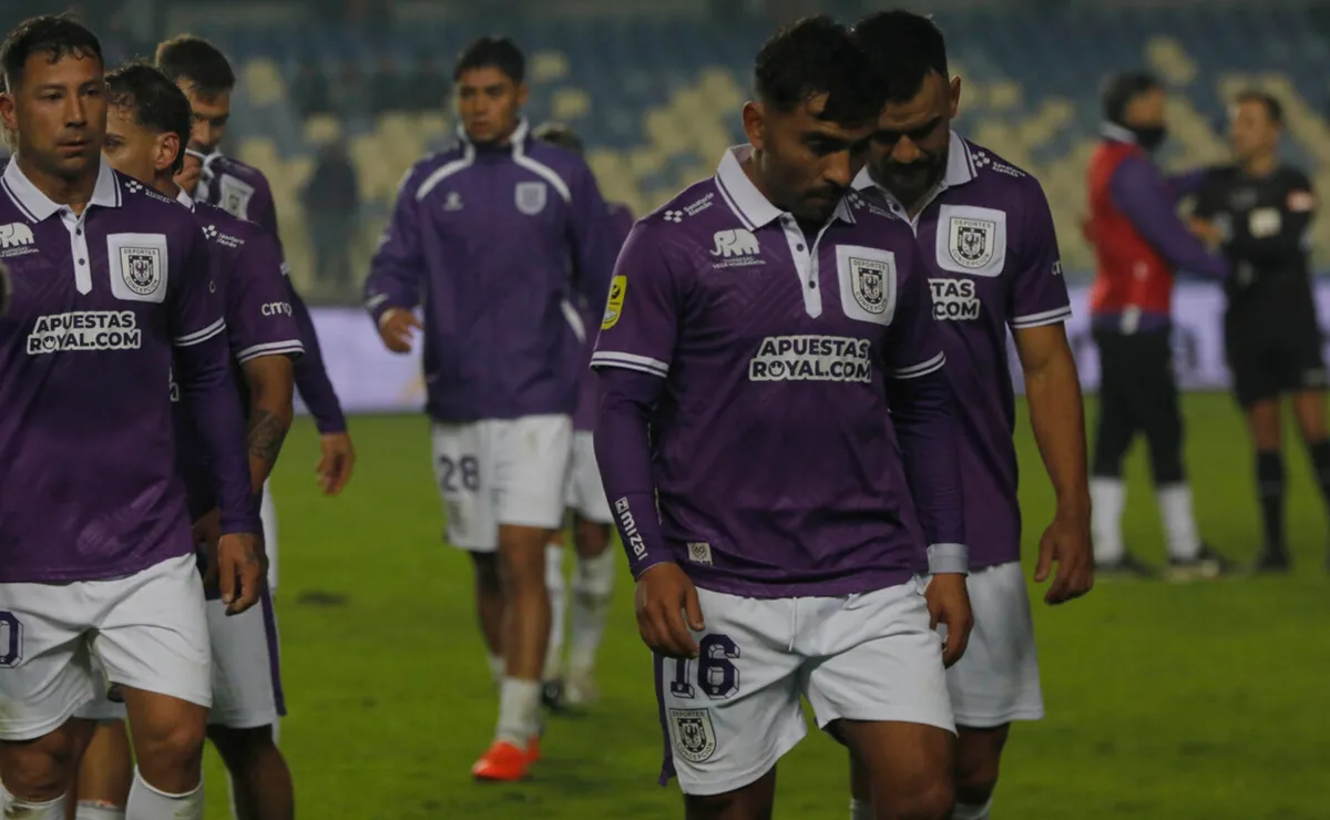 Hinchas de Deportes Concepción explotan contra el plantel y apuntan contra tres nombres: “¡Fuera!”