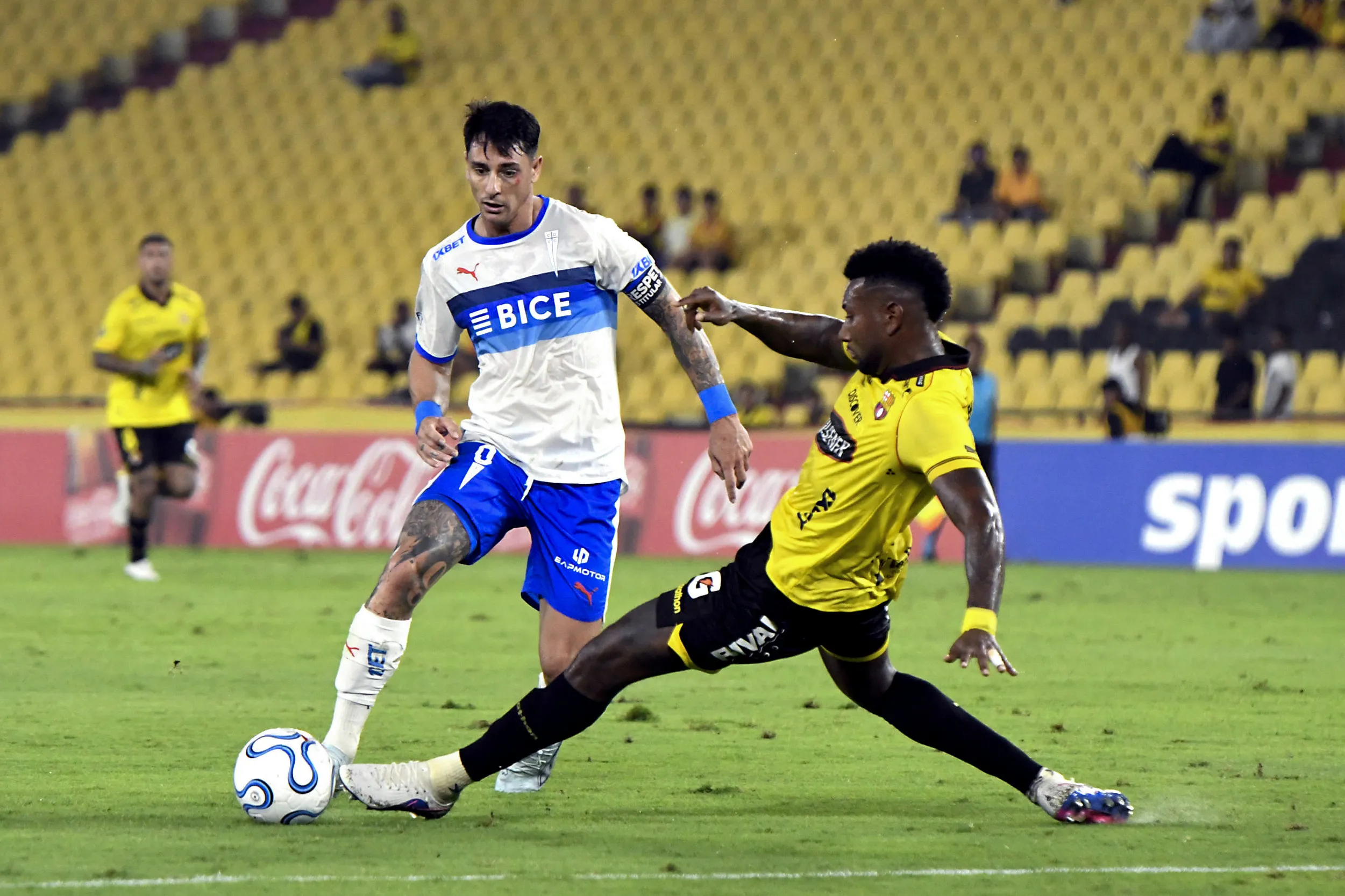 En el partido de ida, la UC derrotó por 2-1 a Barcelona de Guayaquil | FOTO: Adrian Nuques/API/Photosport