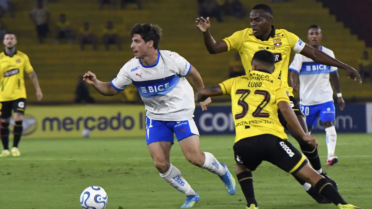 Universidad Católica y Barcelona disputarán un duelo clave por Copa Libertadores.