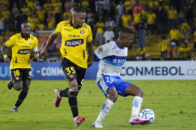 La UC y Barcelona disputan duelo clave | Foto: Photosport
