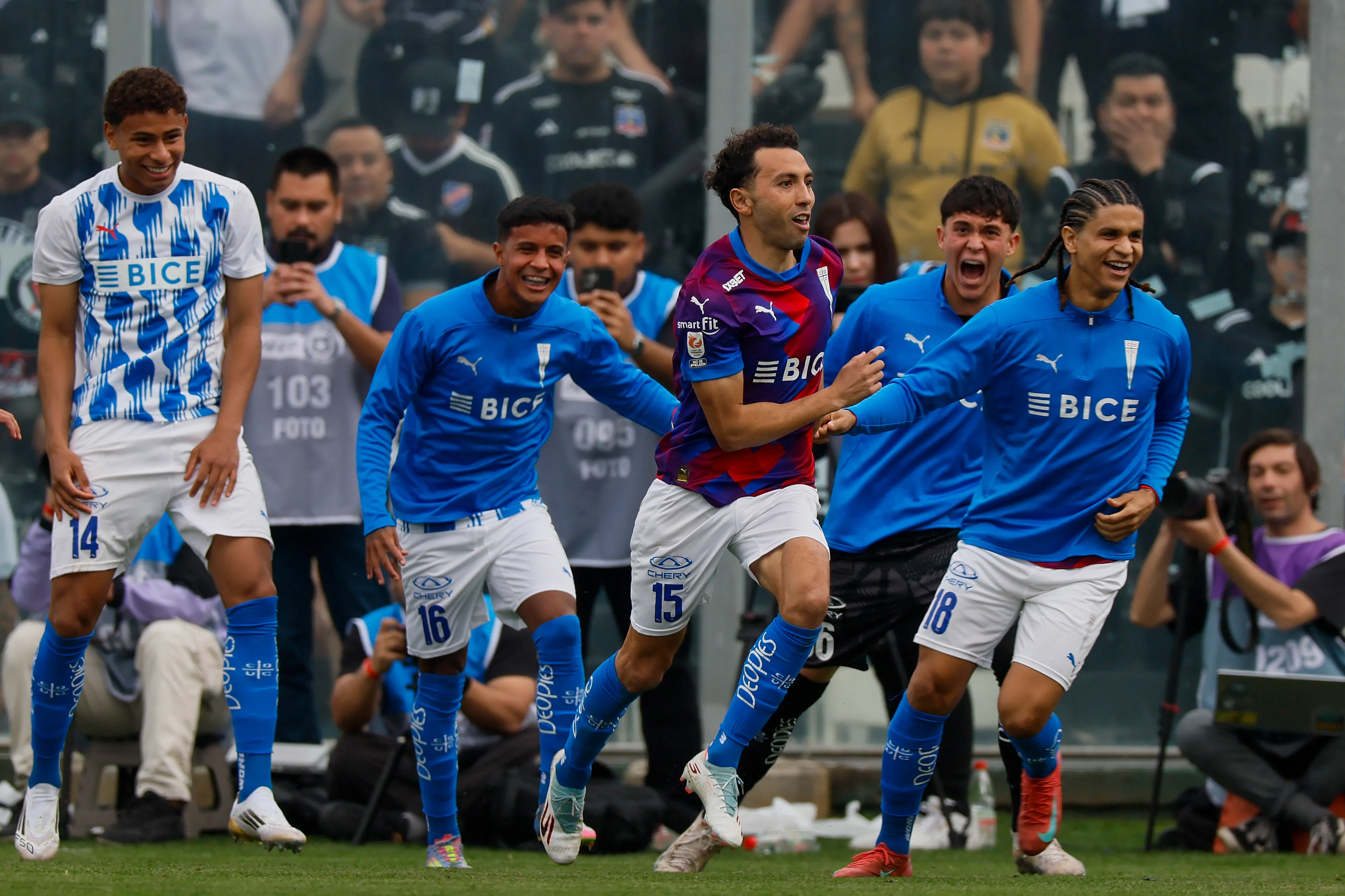 “En el último enfrentamiento entre ambos elencos, la UC goleó por 4-1 a Colo Colo | FOTO: Andres Pina/Photosport