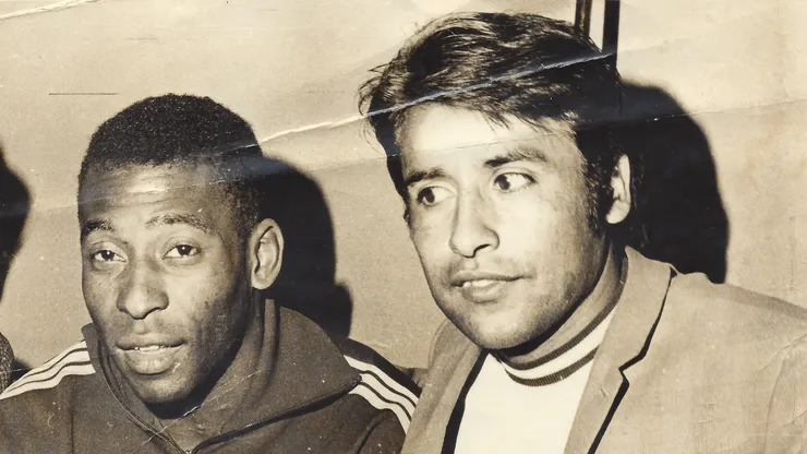 Luis Aracena Fuentes (representando a la Selección de Magallanes) junto a Pelé.