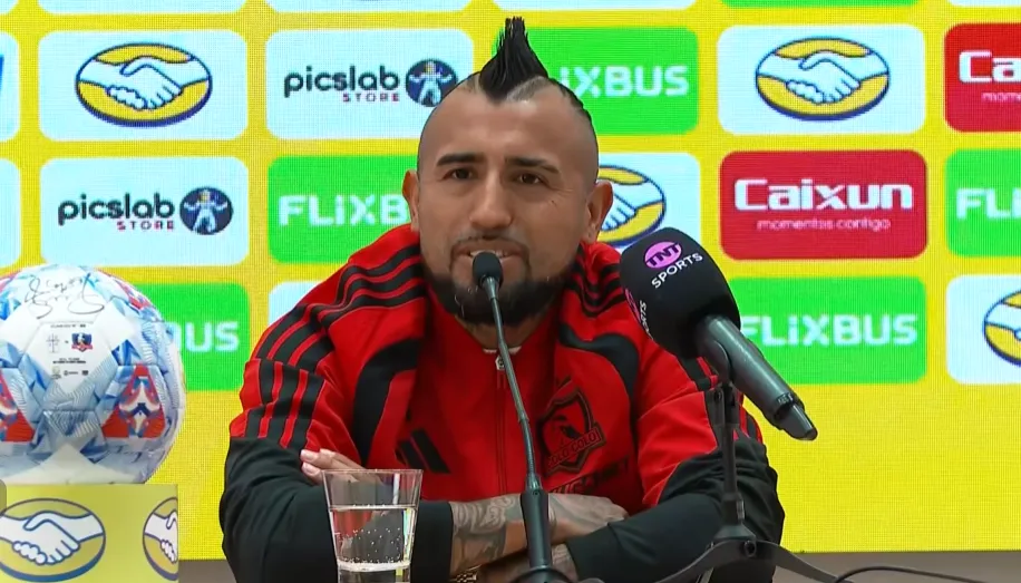 Arturo Vidal en la conferencia de capitanes. (Foto: Captura)