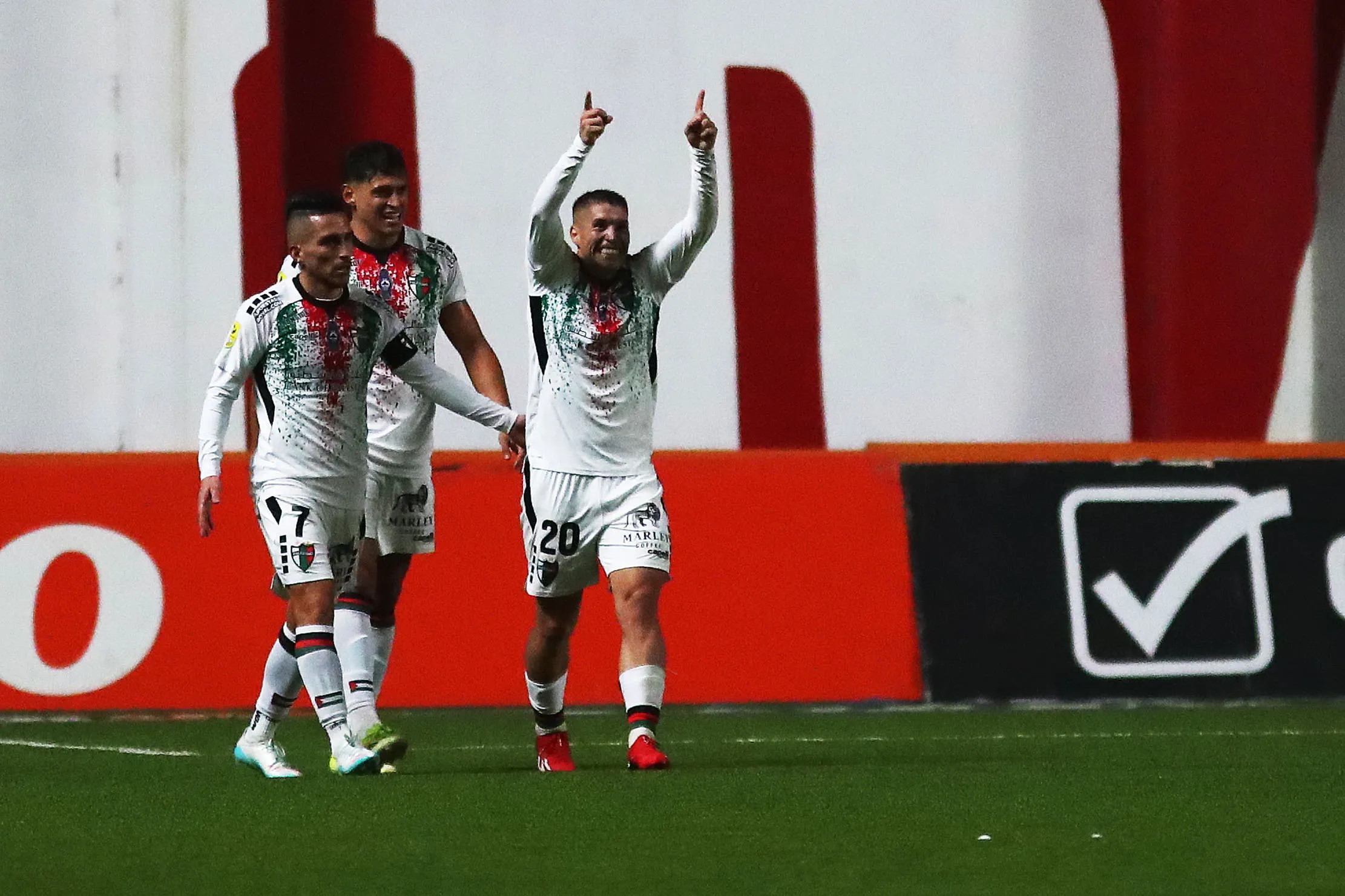 Gonzalo Tapia le dio la victoria a Palestino con un doblete. (Foto: Manuel Lema/Photosport)