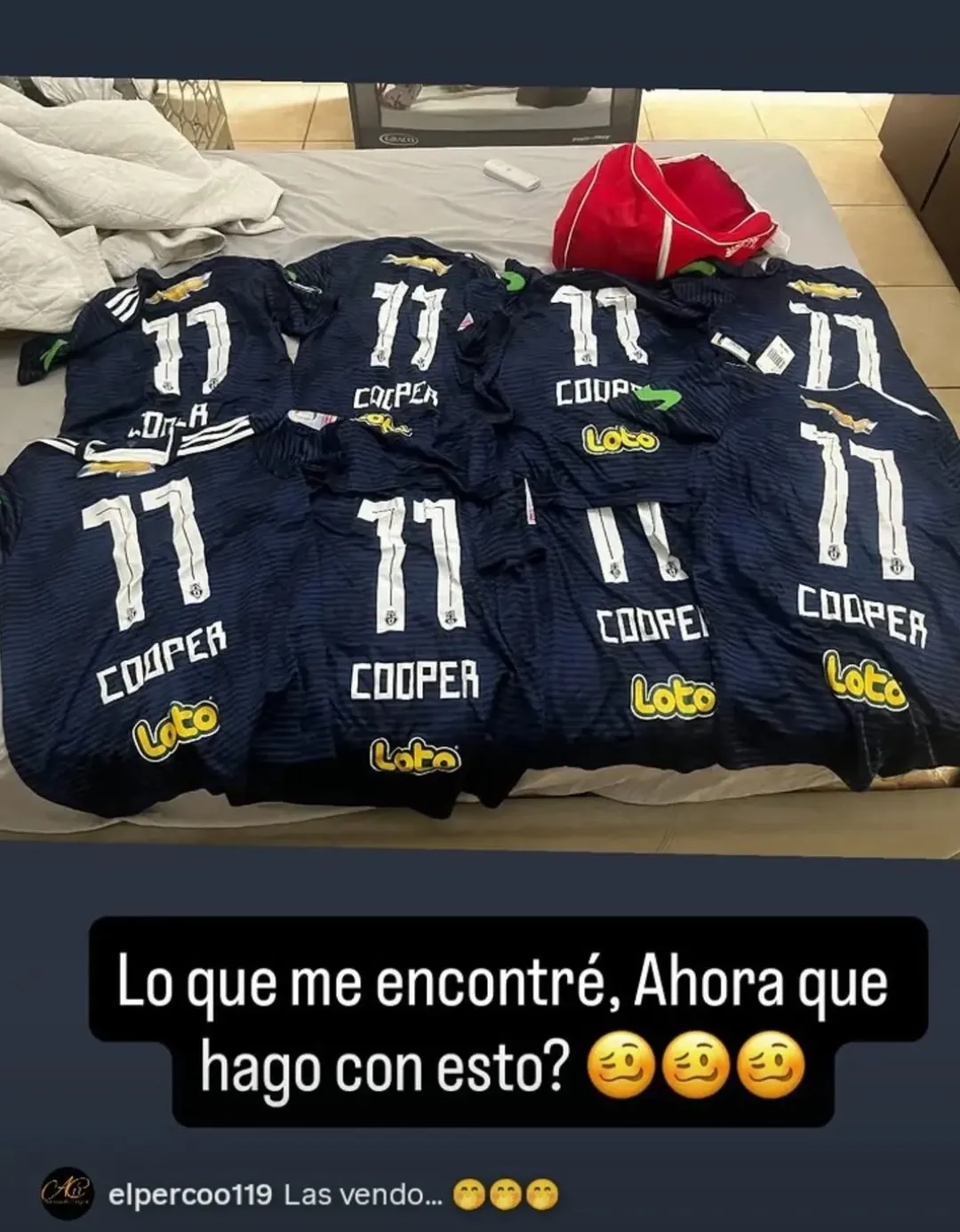 Armando Cooper vende sus camisetas de Universidad de Chile. (Foto: Instagram)